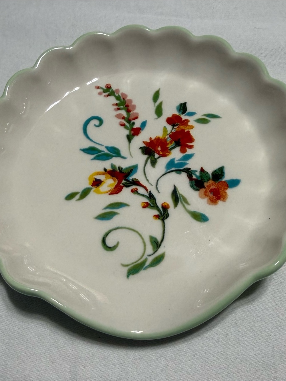 The Pioneer Woman Ceramic Spoon Rest with  Green Scalloped Edge